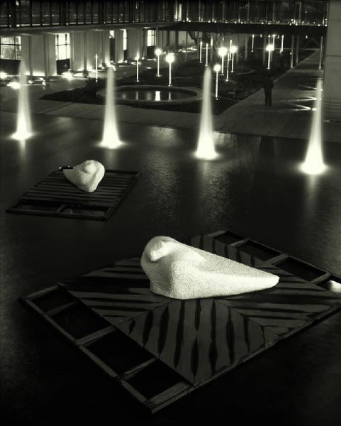 Ivan Messac, Dialogue d’Archimède, 1998. Marbre et iroko, site Cap Ampère EDF, Saint Denis.