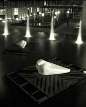 Ivan Messac, Dialogue d’Archimède, 1998. Marbre et iroko, site Cap Ampère EDF, Saint Denis.